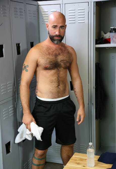 Pride Studios: Twink Lance Barr and american hot bear Damon Andros in hot homosexual scene