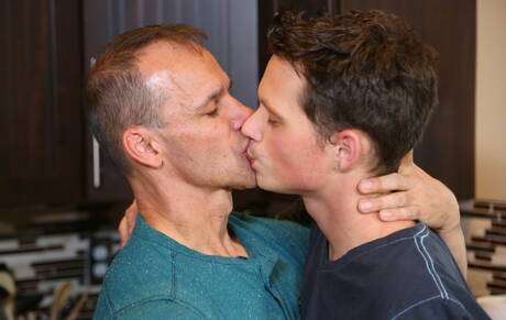 El guapo Mark Winters y el hombre fuerte estadounidense Rodney Steele tienen sexo caliente en la cocina.