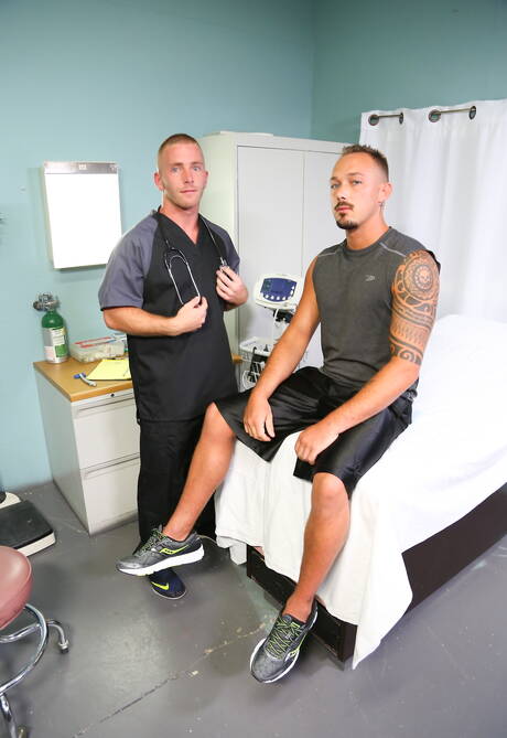 Die netten amerikanischen Kumpels Kirk Cummings und Scott Riley lutschen und vögeln sich gegenseitig