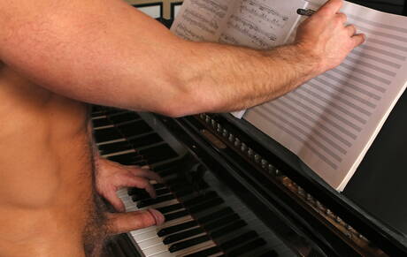 El joven Darren Kiss y el galán estadounidense Dirk Caber hacen el amor