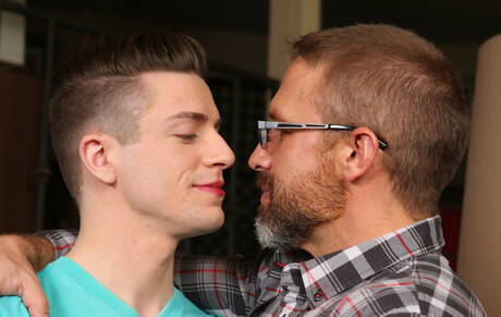 El joven Darren Kiss y el galán estadounidense Dirk Caber hacen el amor