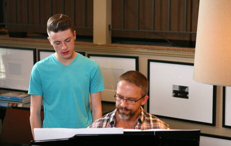 El joven Darren Kiss y el galán estadounidense Dirk Caber hacen el amor