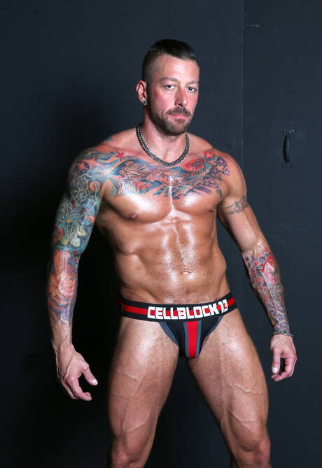 Los simpáticos culturistas estadounidenses Matt Stevens y el hombre fuerte Hugh Hunter se chupan y se follan mutuamente