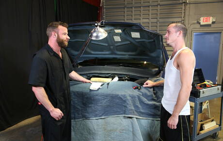 Il muscoloso americano Derek Parker e Jimmy Slater fanno sesso anale