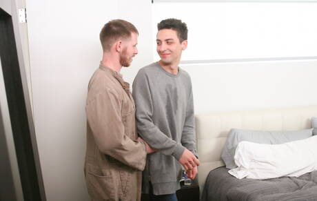 Knappe Amerikaanse jongens, harige hengst Spencer Whitman en hete twink Roman Daniels neuken kont na het zuigen