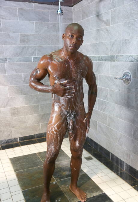 Pretty american guys beefcake Osiris Blade and hot twink Derek Reed in interracial love in hot shower