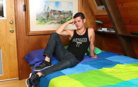 Piękni amerykańscy faceci, piękny chłopak Chase Young i wydra Adam Russo ruchają się po ssaniu kutasa na zewnątrz