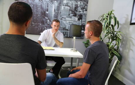 Les mecs sexy Christian Wilde, Javier Cruz et Sean Christopher dans une action de baise anale à trois torride