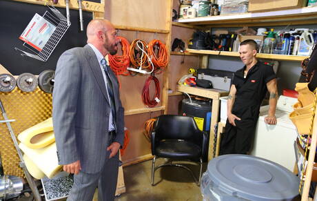 Os americanos gostosos, o musculoso James Hamilton e o fisiculturista Matt Stevens transando depois do boquete