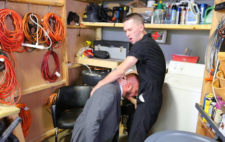 Os americanos gostosos, o musculoso James Hamilton e o fisiculturista Matt Stevens transando depois do boquete