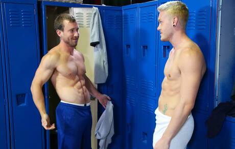 Dois caras americanos, o garanhão peludo Mike Gaite e o musculoso Kaydin Bennett, fazem um bom sexo