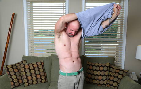 筋肉質なジェイ・アームストロングがチンポを弄ぶ