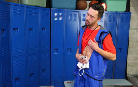 Amerykański muskularny Isaac Hardy masturbuje się swoim penisem