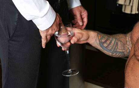 Deux Américains, le dur à cuire Drake Jaden et l