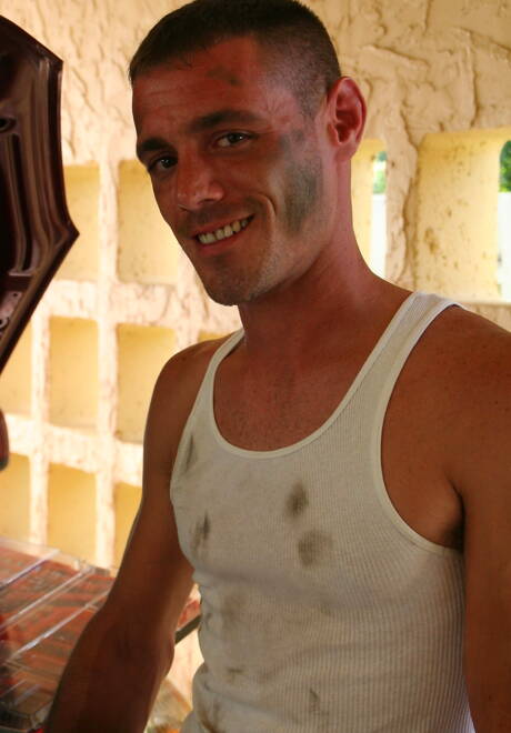 As estrelas americanas Brett Bradley e Isaac Hardy ficam nus e mostram uma bunda gostosa ao ar livre