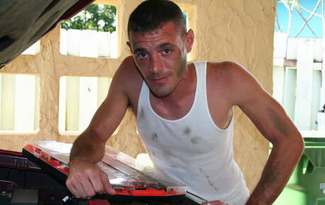 As estrelas americanas Brett Bradley e Isaac Hardy ficam nus e mostram uma bunda gostosa ao ar livre