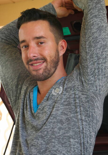 Heiße amerikanische Jungs, der haarige Hengst Brett Bradley und der Hengst Isaac Hardy ziehen sich aus und zeigen draußen ihren heißen Arsch