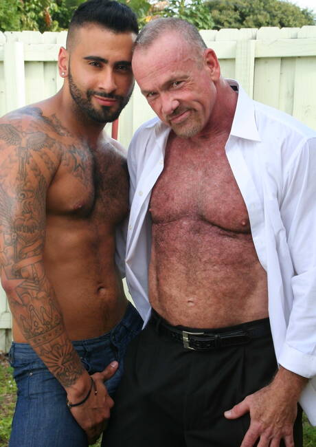 Der puertoricanische Superhengst Rikk York und Mickey Collins haben einen guten Analsex im Freien