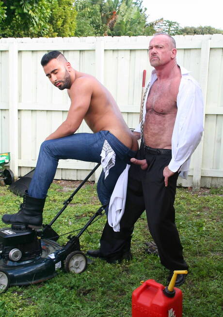 Der puertoricanische Superhengst Rikk York und Mickey Collins haben einen guten Analsex im Freien