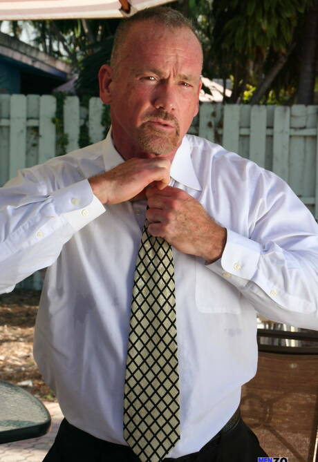 Der haarige Bär Mickey Collins zieht sich im Freien aus