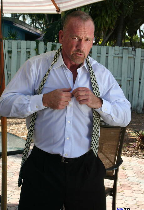 Der haarige Bär Mickey Collins zieht sich im Freien aus