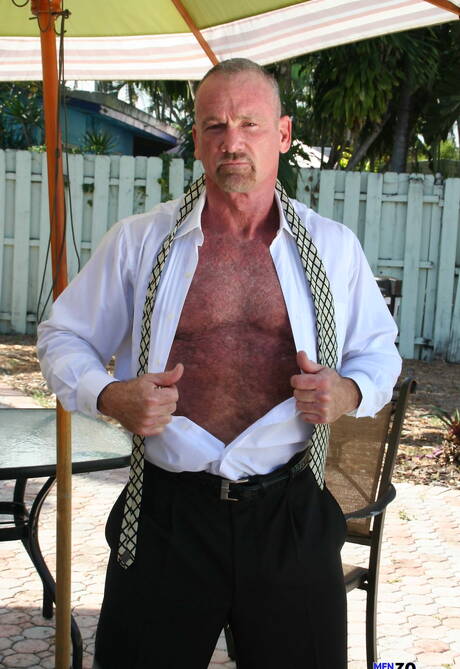 Der haarige Bär Mickey Collins zieht sich im Freien aus