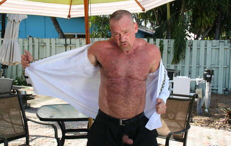 Der haarige Bär Mickey Collins zieht sich im Freien aus