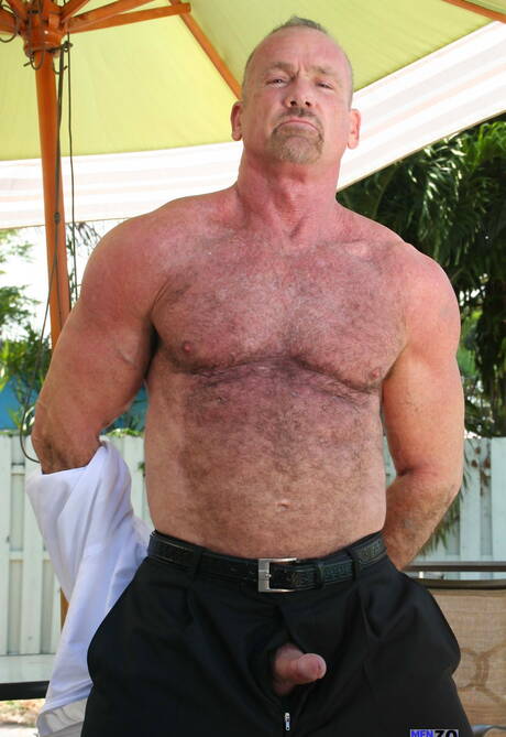 Der haarige Bär Mickey Collins zieht sich im Freien aus