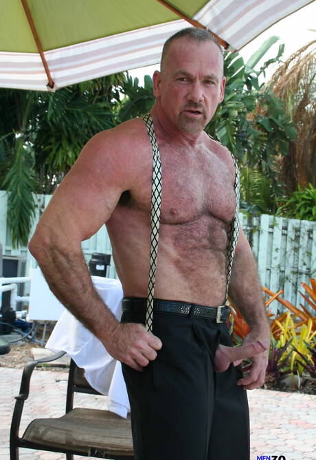 Der haarige Bär Mickey Collins zieht sich im Freien aus