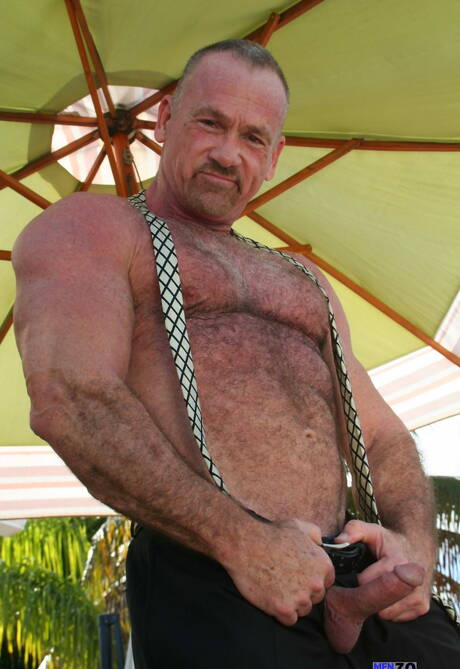 Der haarige Bär Mickey Collins zieht sich im Freien aus