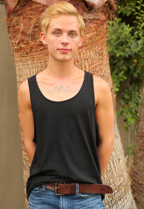 American strong bull Bruce Beckham and  Leo Anthony get naked and showing hot butt outdoor