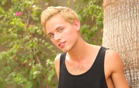 American strong bull Bruce Beckham and  Leo Anthony get naked and showing hot butt outdoor