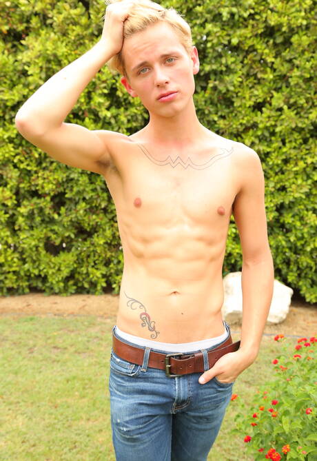 American strong bull Bruce Beckham and  Leo Anthony get naked and showing hot butt outdoor