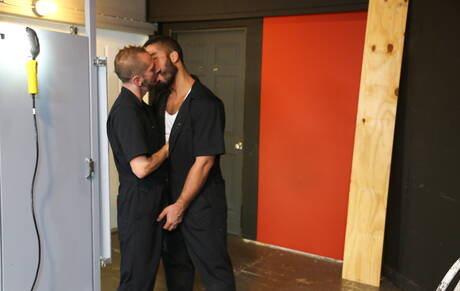 Latynoski siłacz Trey Turner i Dek Reckless mają gorącą scenę