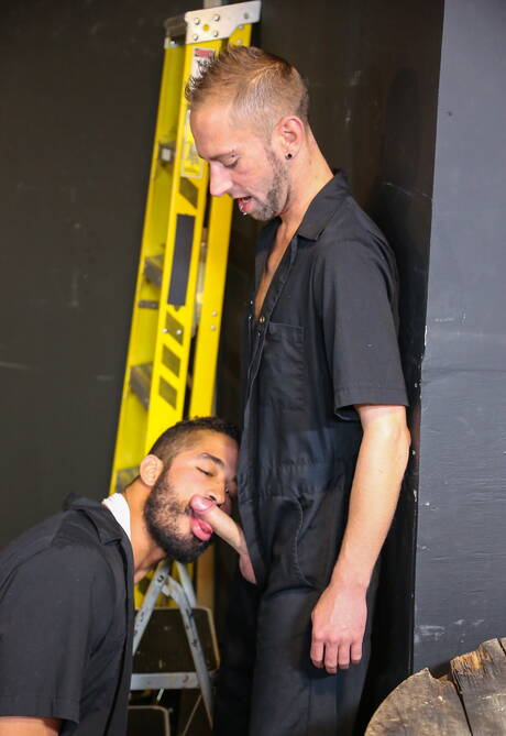 Latynoski siłacz Trey Turner i Dek Reckless mają gorącą scenę