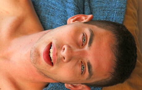 美國好哥們兒年輕 Sam Truitt 和肌肉發達的 Trenton Ducati 在吸吮雞巴後做愛