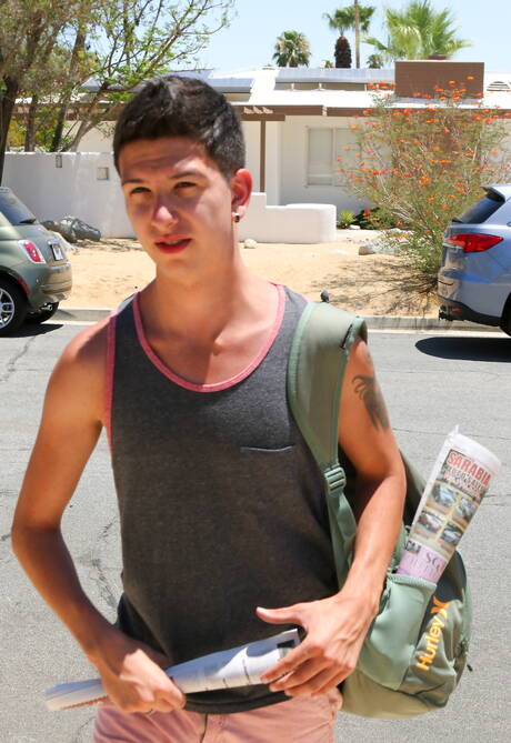 Zmysłowy chłopak Sam Arthur i seksowny ogier Bryan Knight uprawiają miłość na zewnątrz