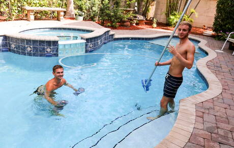 Der heiße Twink Seth Stark und der junge Conner Mason haben guten Sex im Pool