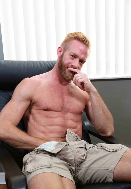 Der kanadische Schönling Christopher Daniels neckt seinen Schwanz