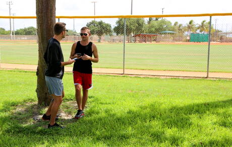 性感小鮮肉Sasha Alexander和年輕小鮮肉Conner Mason在戶外口交後做愛
