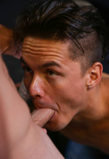 セクシーなアメリカ人、毛深いスタッドジミースレーターとホットなトゥインクアランケネディの熱い同性愛行為