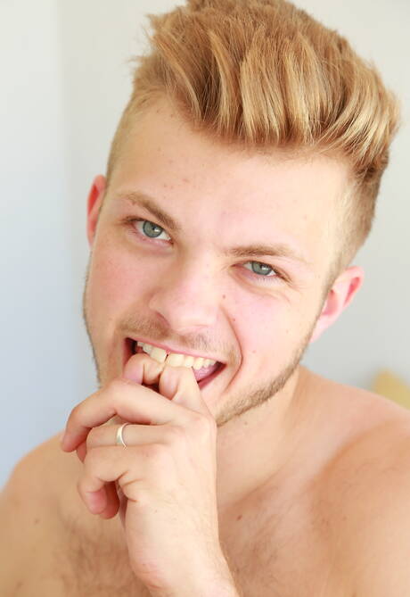 Der gut gebaute Amerikaner Wesley Woods und der schöne Junge Austin Ryder haben heißen Sex im Pool