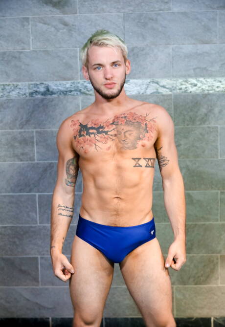 美國帥哥大力士 Brandon Rivers 和肌肉男 Colton Grey 在浴室裡激情肛交