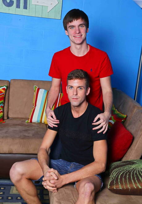 Le beau gosse américain Aaron Slate et le beau gosse Jake Zackery baisent après avoir sucé une bite