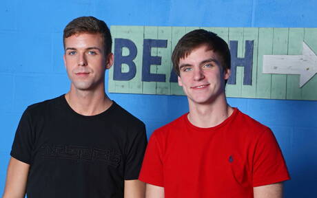 Le beau gosse américain Aaron Slate et le beau gosse Jake Zackery baisent après avoir sucé une bite