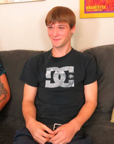 O gostoso James Smith e o lindo garoto Isaac Conn em cena de chupada de pau