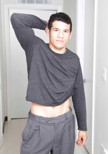 Hübscher Junge Lee zieht sich aus und zeigt knackigen Hintern