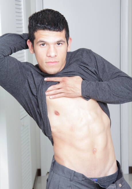 Hübscher Junge Lee zieht sich aus und zeigt knackigen Hintern