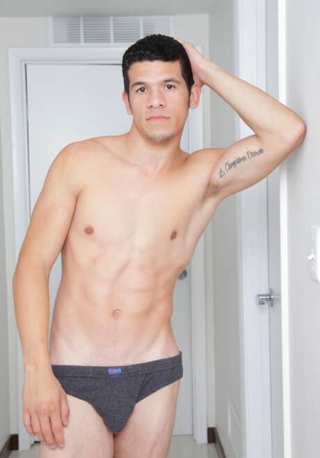 Hübscher Junge Lee zieht sich aus und zeigt knackigen Hintern