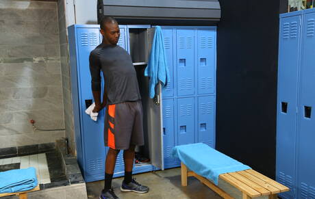 Il giovane Juan Carlos e il giovane Corey Woods in una scena omosessuale bollente in bagno